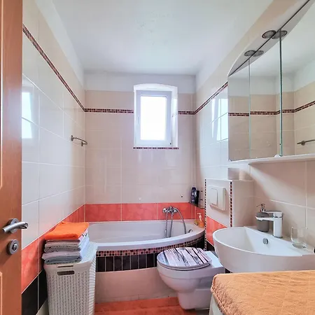 Apartment Bayreuth, Grosse Im Haus Mit Kunst, 3 Schlafzimmer, Kueche, Parkplatz *
